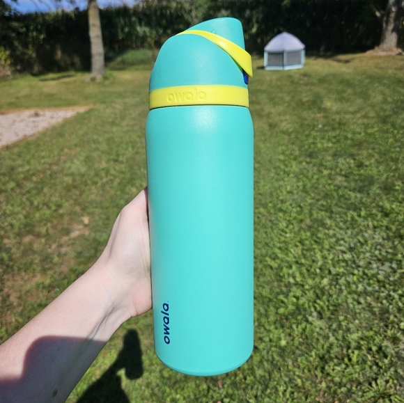 Owala 32 Oz Freesip Neon Basil - Picture 2 of 10